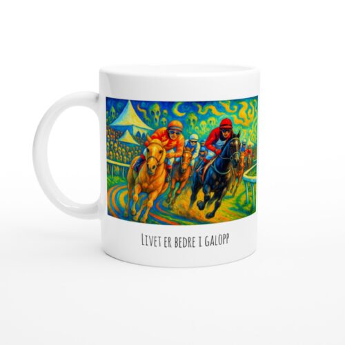 Krus med fargerik kunst av hester ved løp, med teksten "Livet er bedre i galopp" under. Livlig bakgrunn med publikumsheiser.