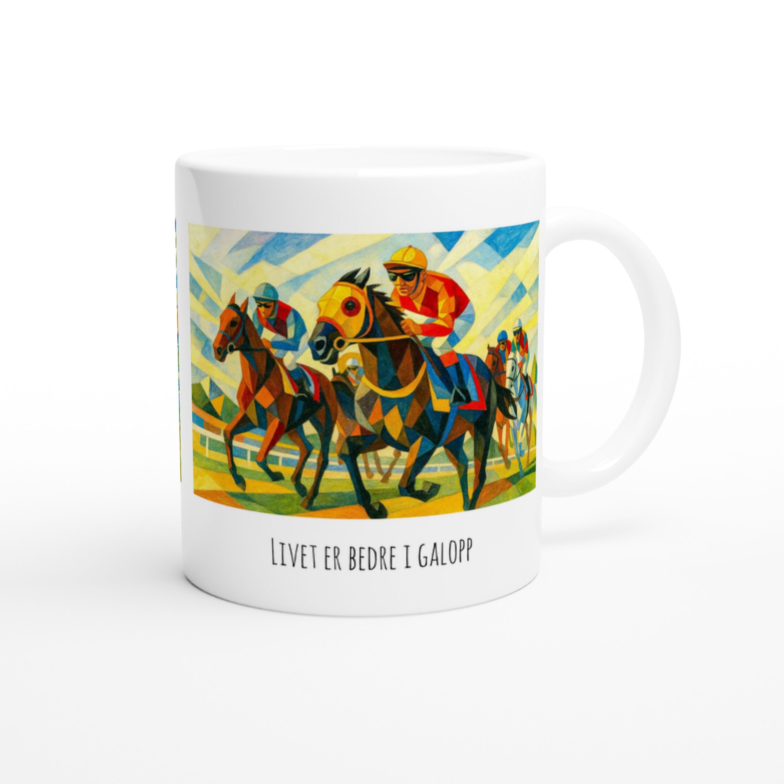 Keramisk krus med fargerik kubistisk hesteløpsdesign, silhouetter av ryttere, og teksten "Livet er bedre i galopp".
